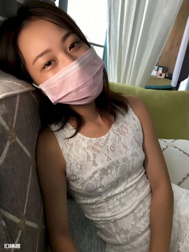 美女脱裤衩扒开尿口给男子摸